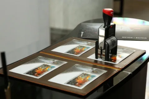 Укрпошта випустила нову марку, присвячену стійкості українського народу: фото