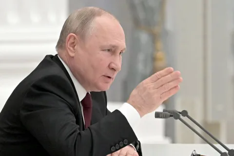 За кілька годин до повномасштабного вторгнення одна людина в Кремлі намагалася переконати Путіна цього не робити