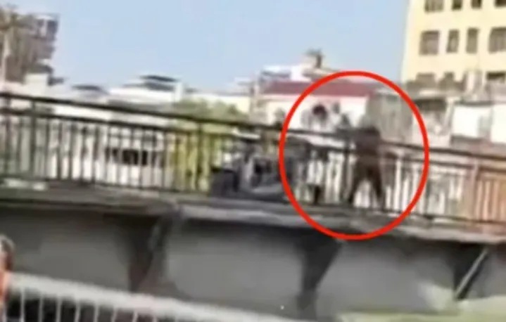 Чоловік під час сварки з дружиною скинув дитину з мосту - today.ua