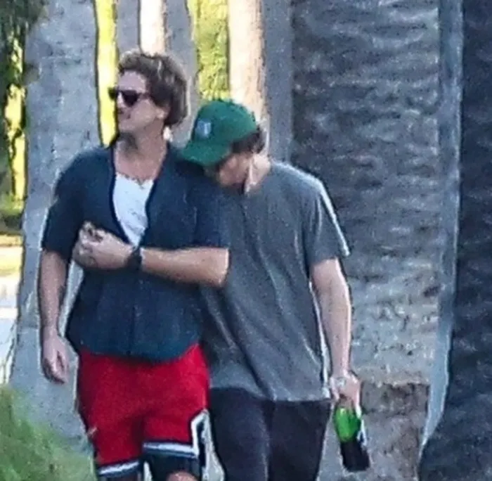 Педро Паскаль подогрел слухи о романе с мужчиной: звезду заметили на романтической прогулке - today.ua