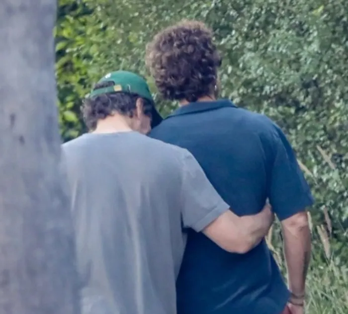 Педро Паскаль подогрел слухи о романе с мужчиной: звезду заметили на романтической прогулке - today.ua