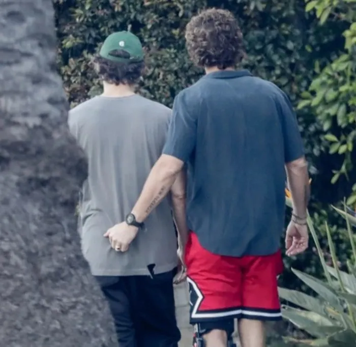 Педро Паскаль подогрел слухи о романе с мужчиной: звезду заметили на романтической прогулке - today.ua