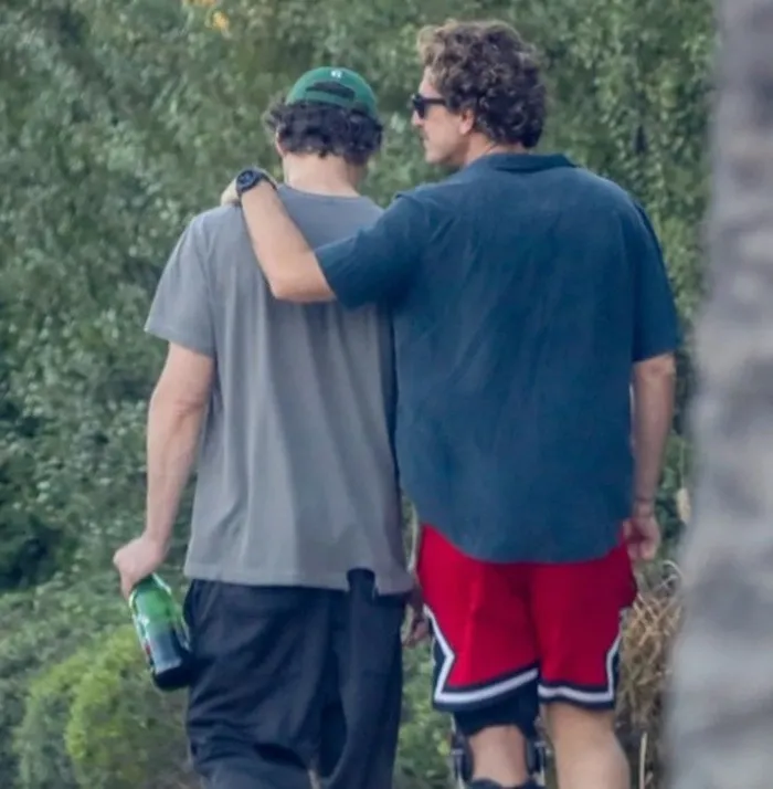 Педро Паскаль подогрел слухи о романе с мужчиной: звезду заметили на романтической прогулке - today.ua