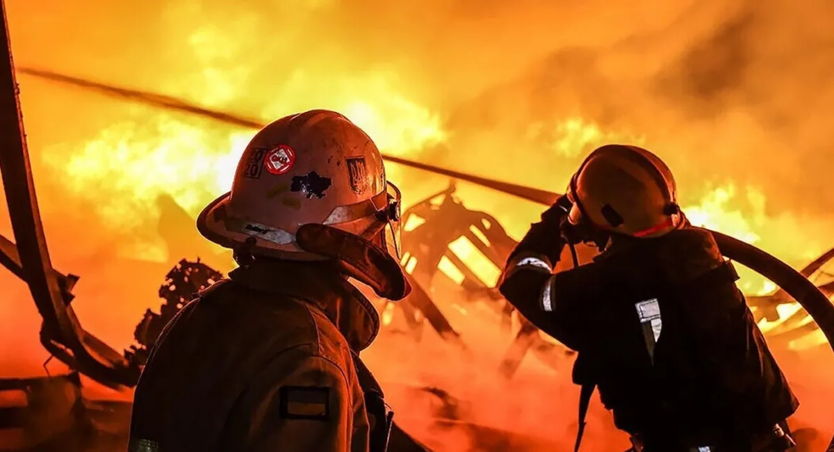 Харьков содрогается от пожаров и взрывов: враг попал в жилую высотку, есть критические разрушения коммуникаций - today.ua