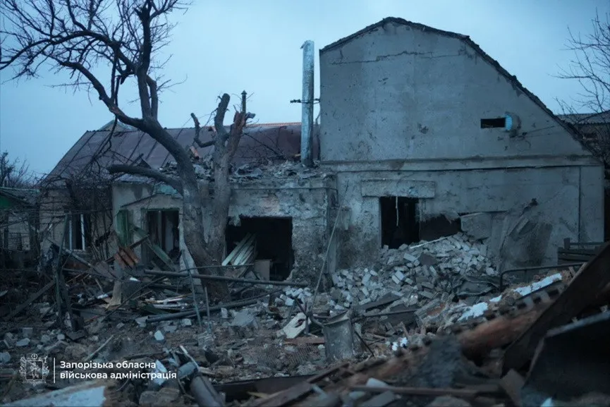 Росіяни вдарили балістикою та КАБами по Запоріжжю: пошкоджено 19 багатоповерхівок та ТЦ, є постраждалі (фото) Росіяни вдарили балістикою та КАБами по Запоріжжю: пошкоджено 19 багатоповерхівок та ТЦ, є постраждалі (фото) - today.ua