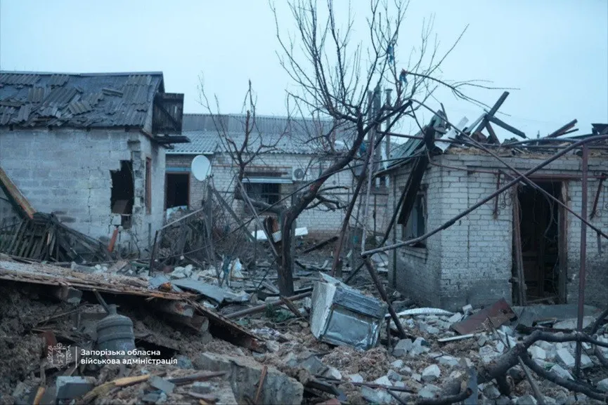Росіяни вдарили балістикою та КАБами по Запоріжжю: пошкоджено 19 багатоповерхівок та ТЦ, є постраждалі (фото) Росіяни вдарили балістикою та КАБами по Запоріжжю: пошкоджено 19 багатоповерхівок та ТЦ, є постраждалі (фото) - today.ua
