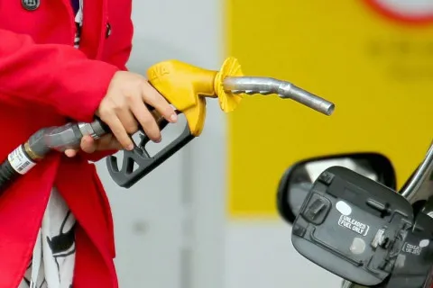 Бензин и дизель в Украине резко подорожали: сети установили рекордные цены