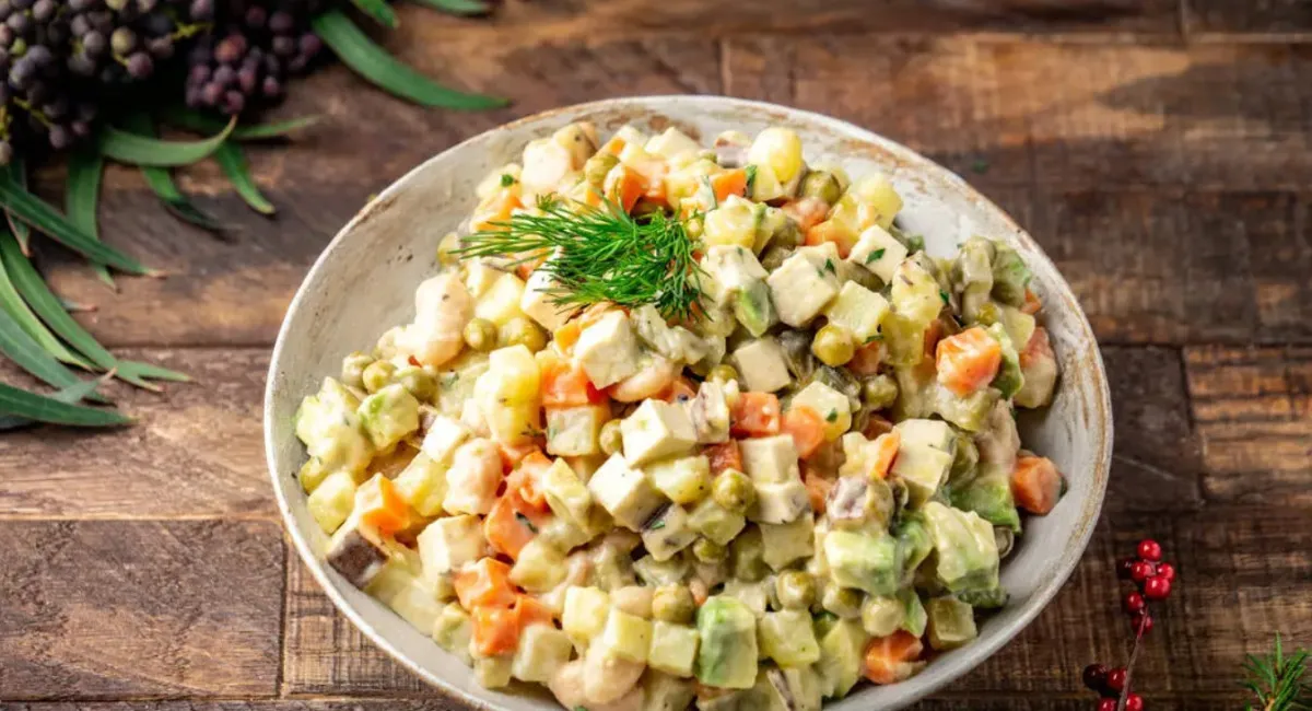 Обычные продукты, но необычный вкус: простой рецепт салата, который исчезает со стола первым - today.ua