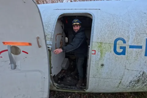 Британец купил самолет Boeing, чтобы закопать его у себя во дворе: зачем он это делает