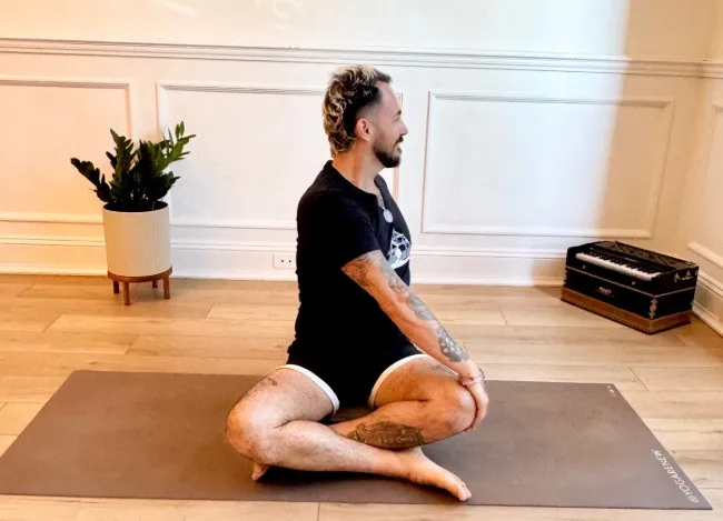 Упражнения для продления жизни: тренер показал простые техники на каждый день - today.ua