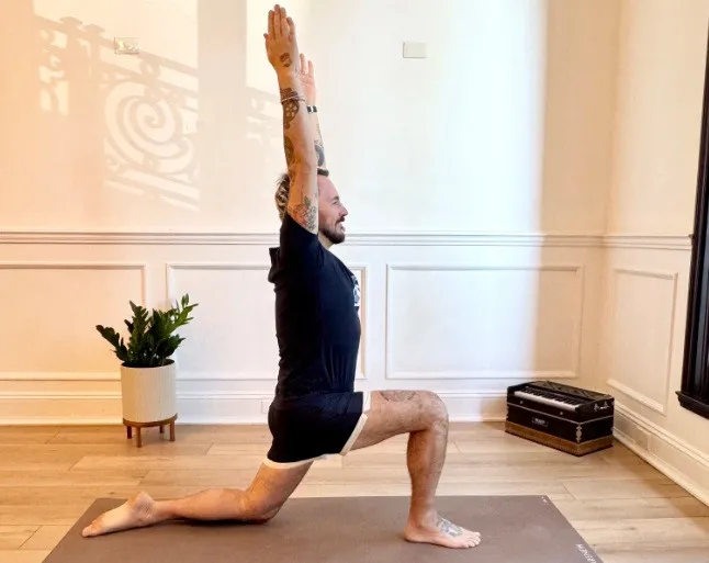 Упражнения для продления жизни: тренер показал простые техники на каждый день - today.ua