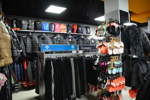 Велика торговельна мережа припиняє роботу в Україні: магазини закриються навесні