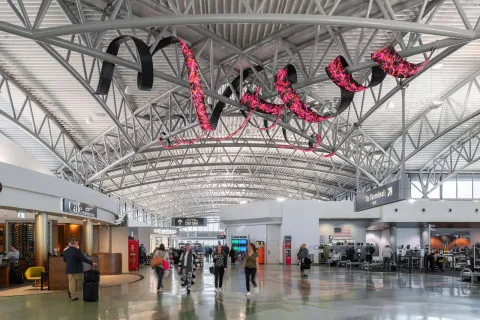 "Мы останавливаем безумие": аэропорт Тампы "запретил" пижамы после кроксов 