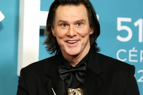 Джим Керрі вперше вийшов у світ з обраницею та зізнався їй у коханні на премії "Сезар"