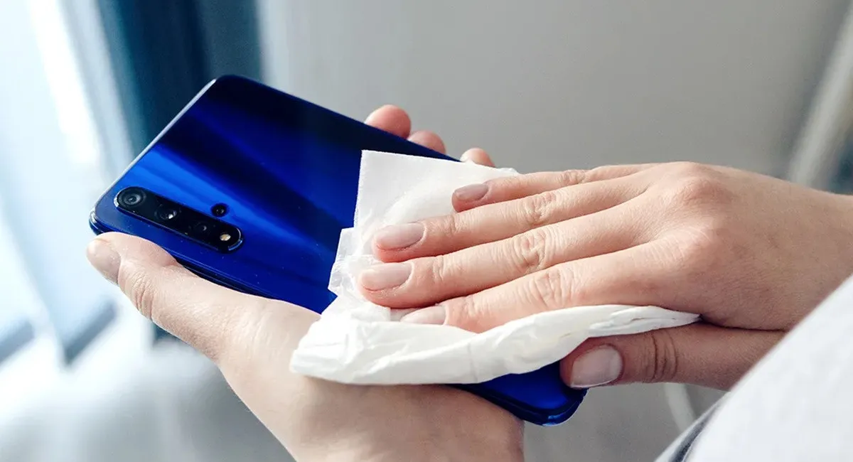 Забудьте про серветки та хлорку: експерти назвали засоби, які миттєво вбивають екран смартфона - today.ua