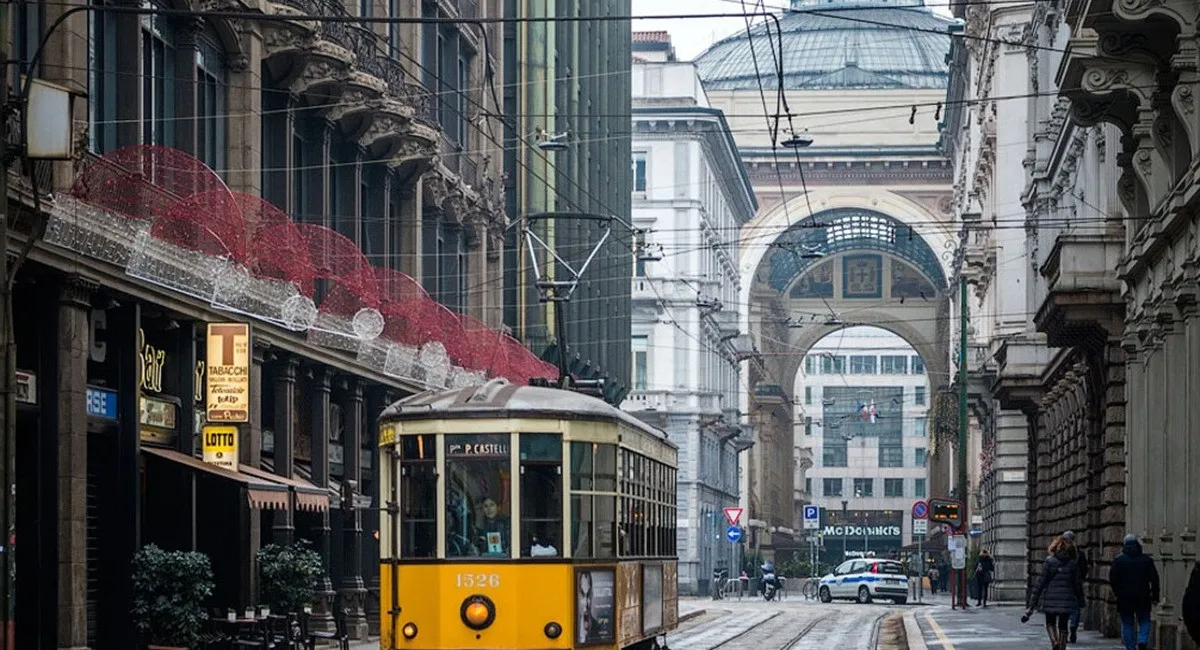 В Милане трамвай потерял управление и врезался в здание: есть жертвы - today.ua