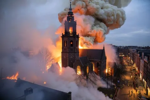 Трагическое начало 2026 года: в Амстердаме дотла сгорела 150-летняя церковь Вонделкерк (видео)