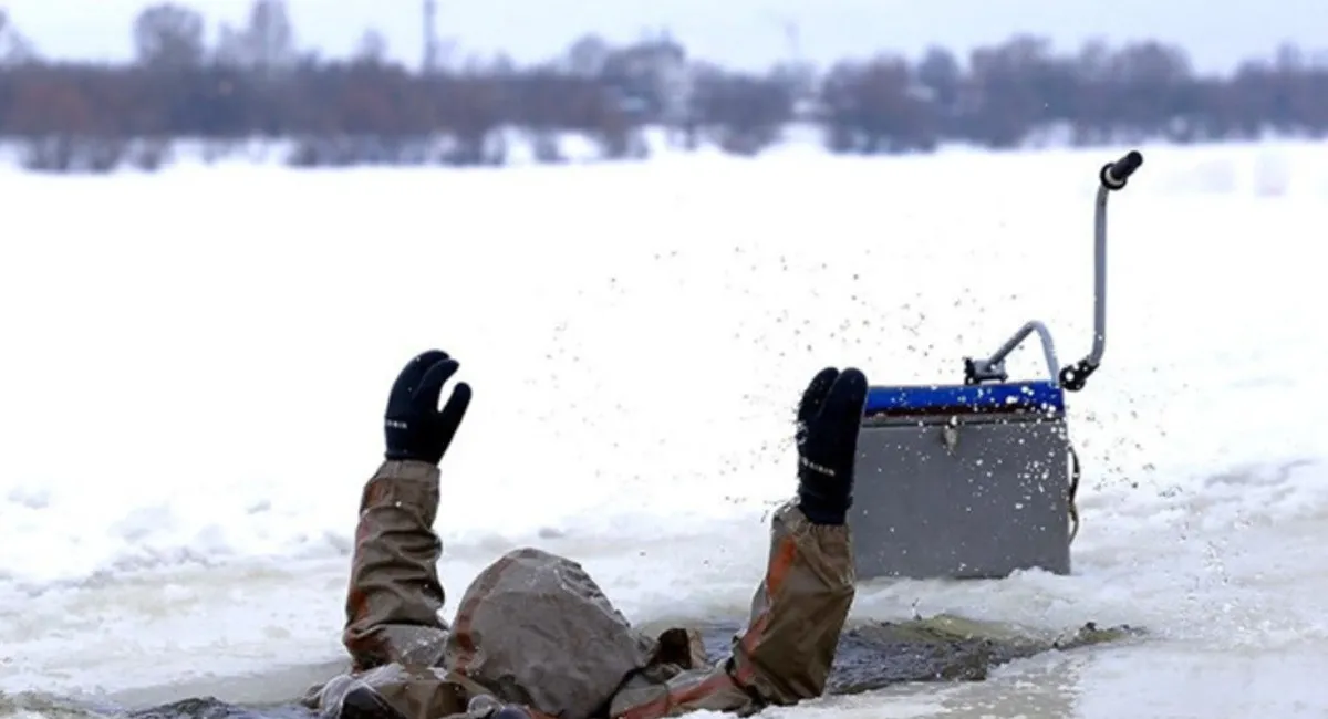 Смертельная ловушка зимой: в полиции объяснили, как вести себя на льду и выжить в ледяной воде - today.ua