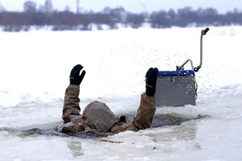 Смертельная ловушка зимой: в полиции объяснили, как вести себя на льду и выжить в ледяной воде