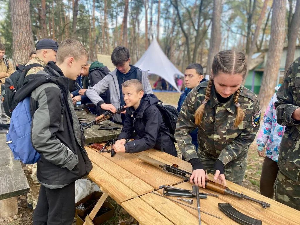 Украинцев будут готовить к войне с 14 лет: Минобороны вводит новую модель военной подготовки молодежи Украинцев будут готовить к войне с 14 лет: Минобороны вводит новую модель военной подготовки молодежи - today.ua