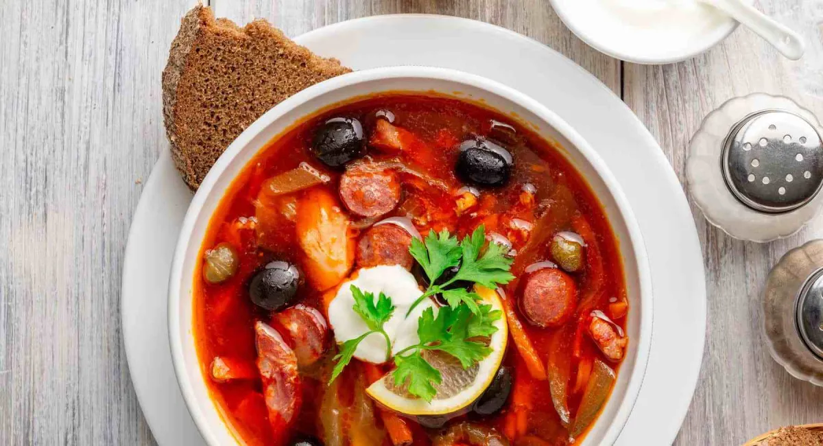 Ситна та зігріваюча страва за 30 хвилин: як приготувати насичену домашню солянку - today.ua