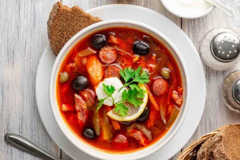 Сытное и согревающее блюдо за 30 минут: как приготовить насыщенную домашнюю солянку