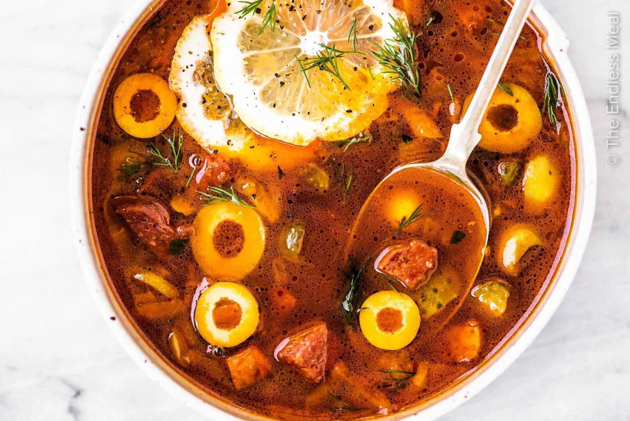 Ситна та зігріваюча страва за 30 хвилин: як приготувати насичену домашню солянку - today.ua