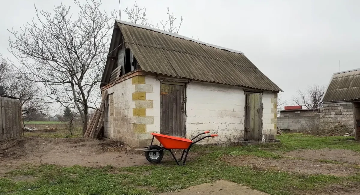 Украинка купила заброшенный дом в селе за 5,5 тысяч долларов и теперь зарабатывает на нем - today.ua