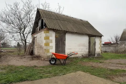 Українка купила занедбаний будинок у селі за 5,5 тисяч доларів і тепер заробляє на ньому