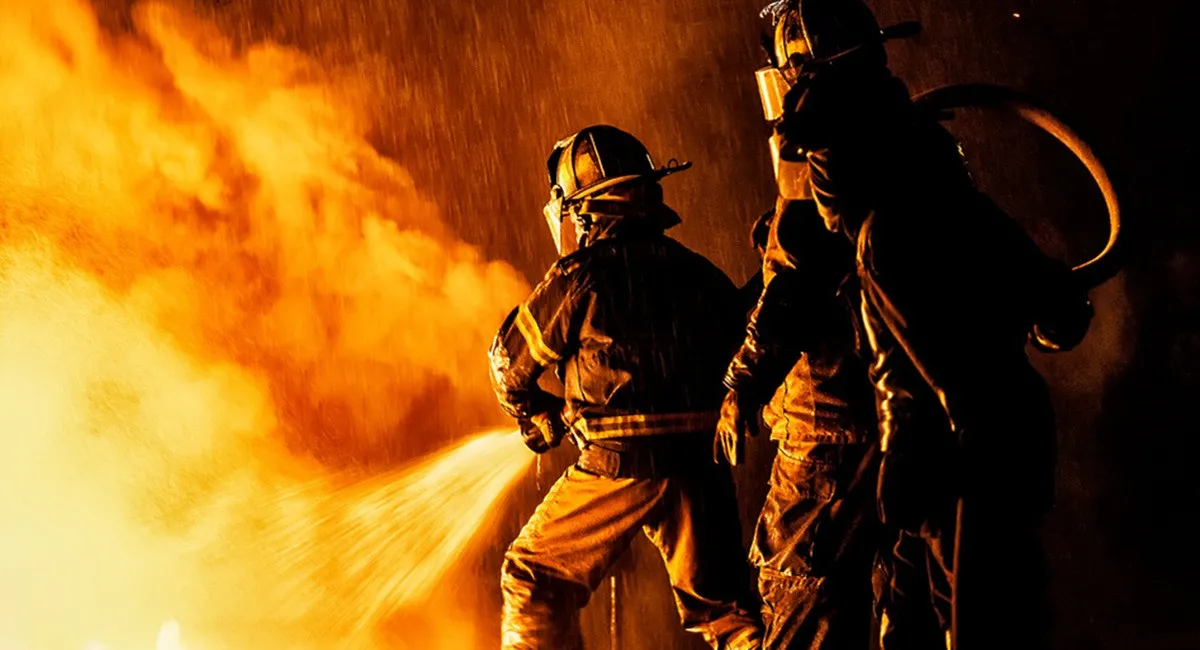 Черный дым над Москвой: в столице РФ вспыхнул пожар на оборонном заводе Ростеха (видео) - today.ua