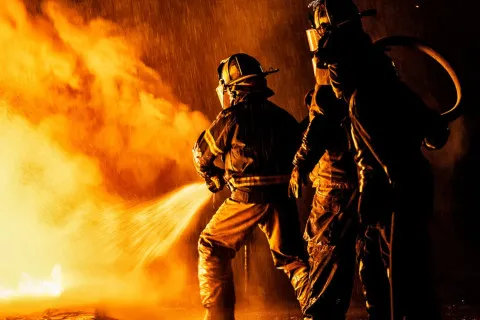 Черный дым над Москвой: в столице РФ вспыхнул пожар на оборонном заводе "Ростеха" (видео)