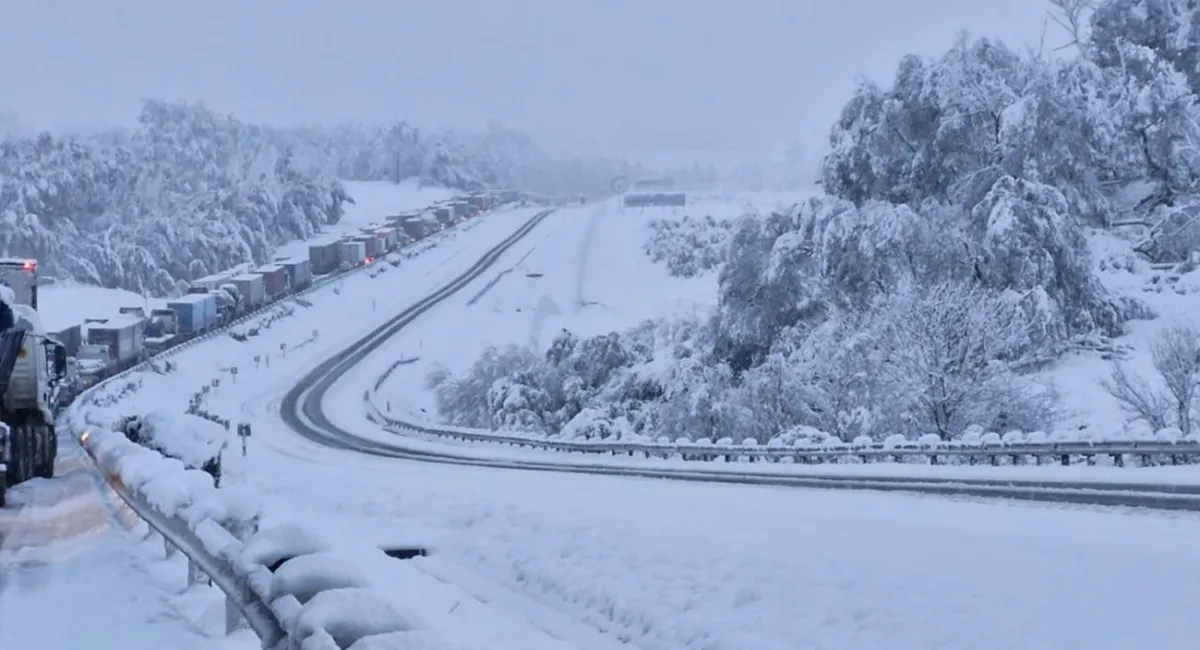 В правительстве предупредили о внеплановых отключениях света и коллапсе на дорогах: на Украину надвигается масштабная непогода - today.ua
