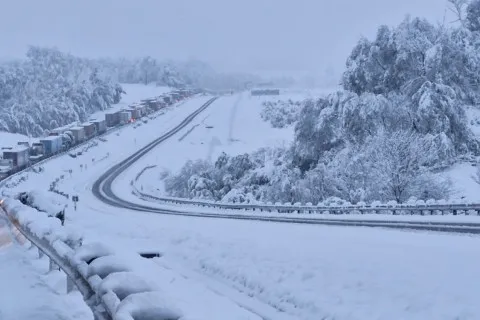 В правительстве предупредили о внеплановых отключениях света и коллапсе на дорогах: на Украину надвигается масштабная непогода