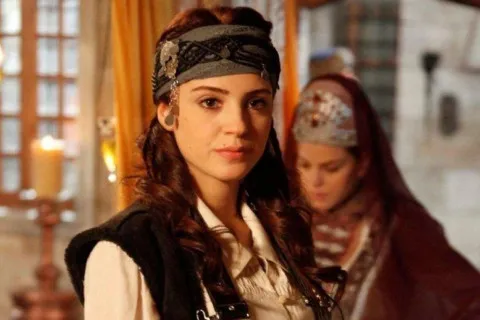 Скандал в шоу-бизнесе: звезда "Великолепного века" оказалась за решеткой из-за наркотиков