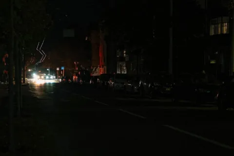 Блэкаут в Днепре и Запорожье: люди ажиотажно скупают воду