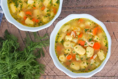 Нежные галушки и ароматный бульон: как приготовить суп со вкусом из детства