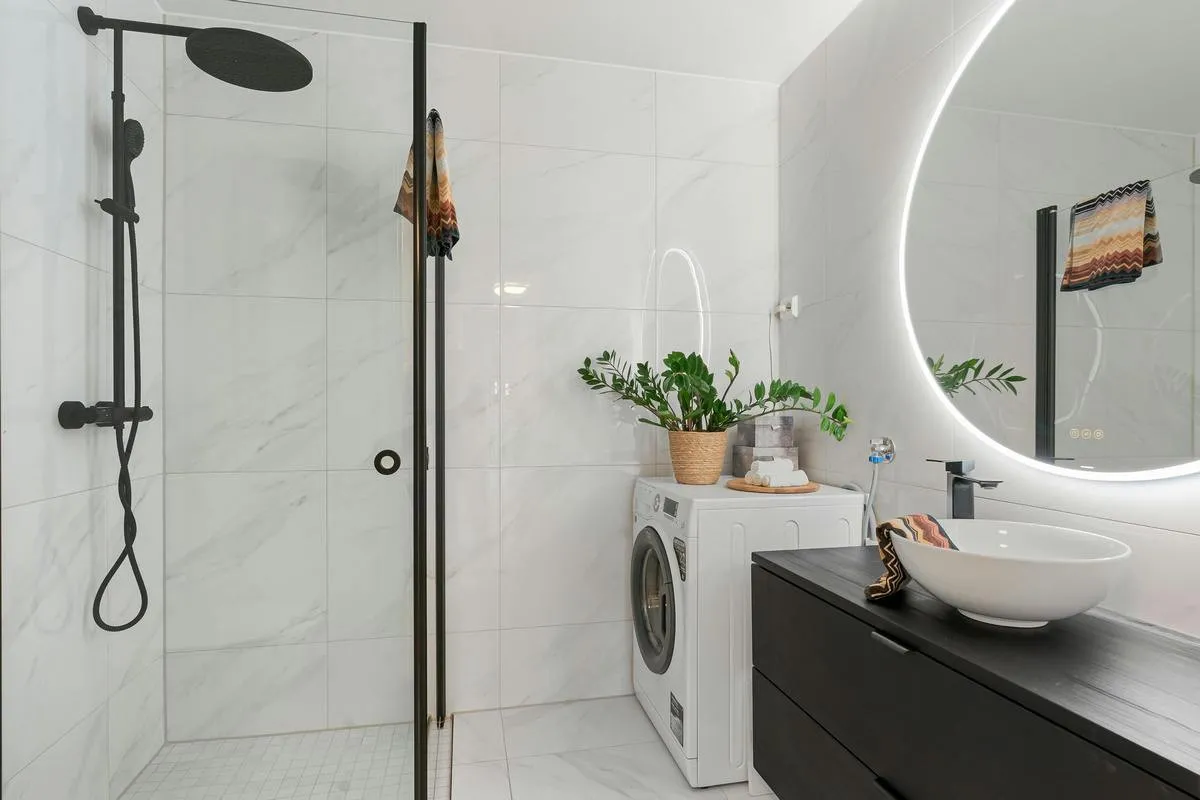 Реальний ризик або міф: чи можна приймати душ при працюючій пральній машині - today.ua