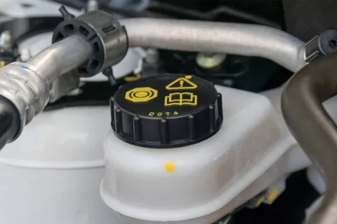 Тормоза под угрозой: когда жидкость требует срочной замены