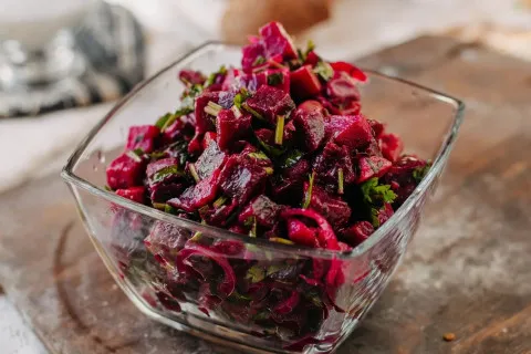 Салат "Після свят": страва з двох простих продуктів зробить вечерю смачною, а тіло легким