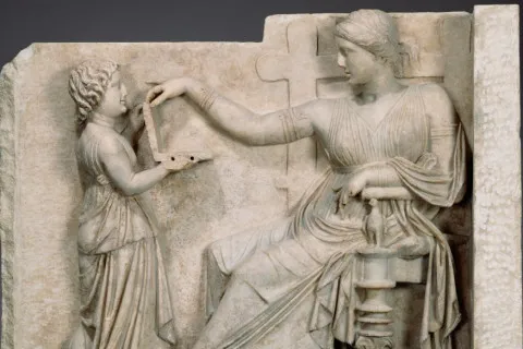 Древнегреческая статуя женщины "с ноутбуком", которой более двух тысяч лет, вызвала десятки невероятных версий