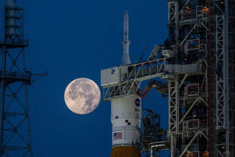 США за крок від повернення людей до Місяця: 98-метрову ракету вивозять на стартовий майданчик