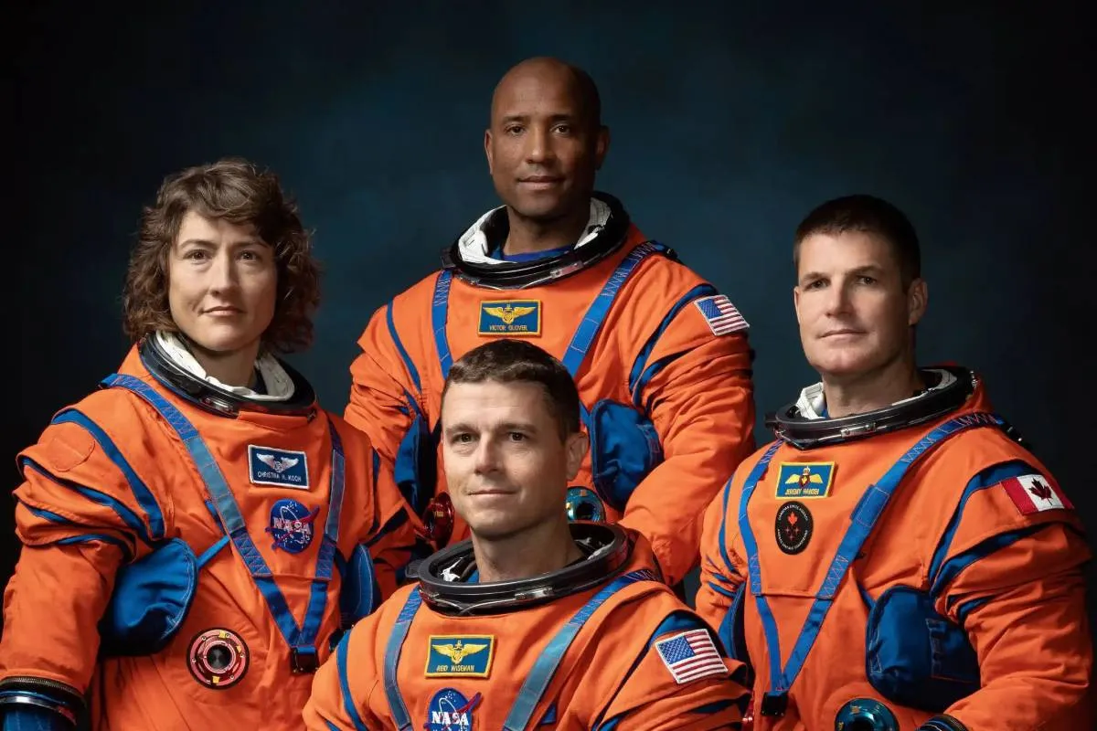 США за крок від повернення людей до Місяця: 98-метрову ракету вивозять на стартовий майданчик США за крок від повернення людей до Місяця: 98-метрову ракету вивозять на стартовий майданчик - today.ua