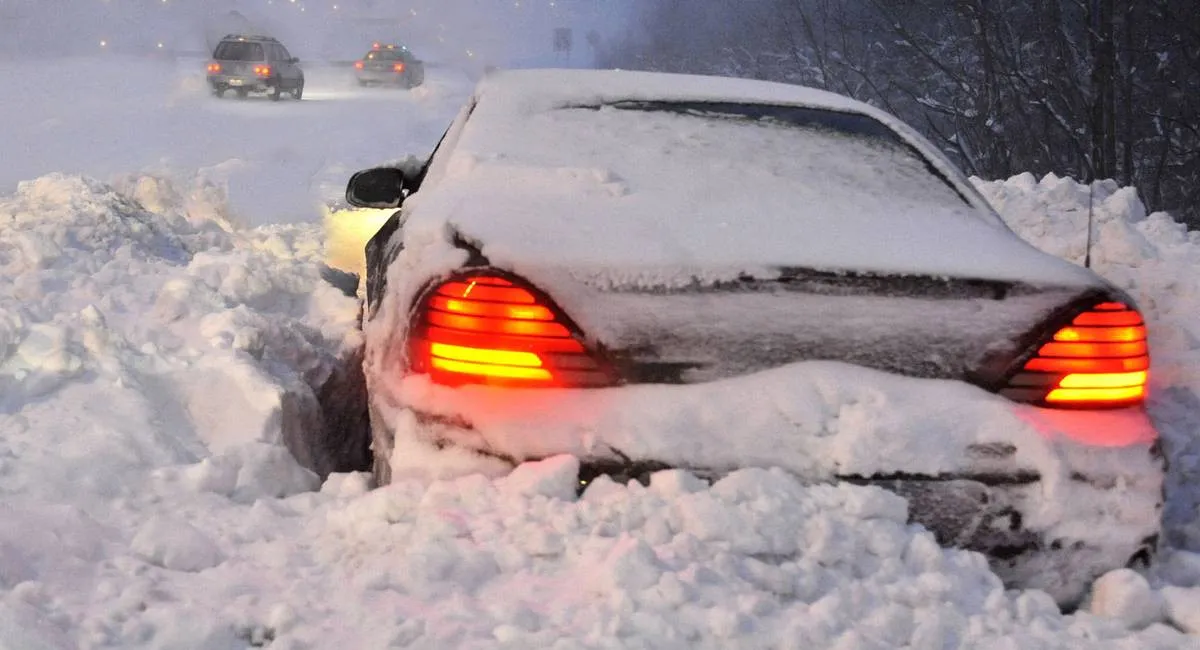 Снежные ловушки на дорогах: как безопасно выбраться из сугроба - today.ua