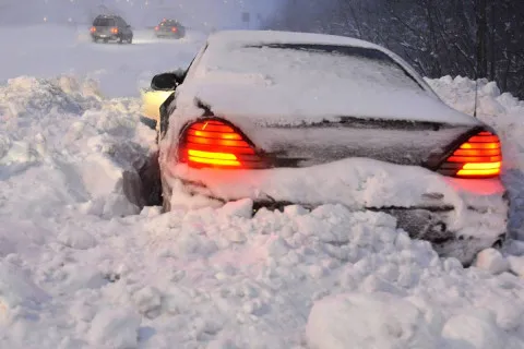 Снежные ловушки на дорогах: как безопасно выбраться из сугроба