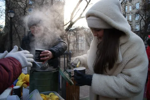 Человечность вместо пафоса: известная украинская артистка открыла свой дом киевлянам в разгар блэкаута