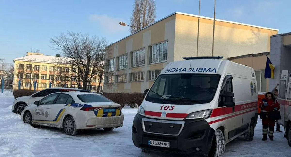 Різанина у київській школі: учень у балаклаві напав з ножем на вчительку та однокласника - today.ua