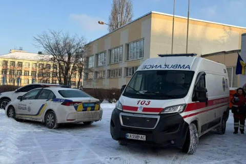 Резня в киевской школе: ученик в балаклаве напал с ножом на учительницу и одноклассника