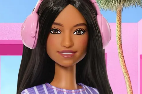 Наушники и взгляд в сторону: компания Mattel выпустила особенную куклу Барби