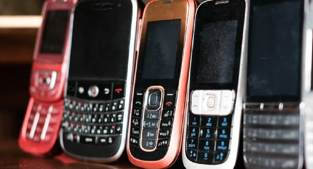 Смартфон на паузе: почему люди возвращаются к кнопочным телефонам - today.ua