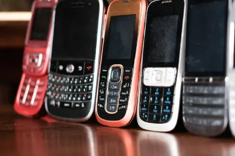 Смартфон на паузі: чому люди повертаються до кнопкових телефонів